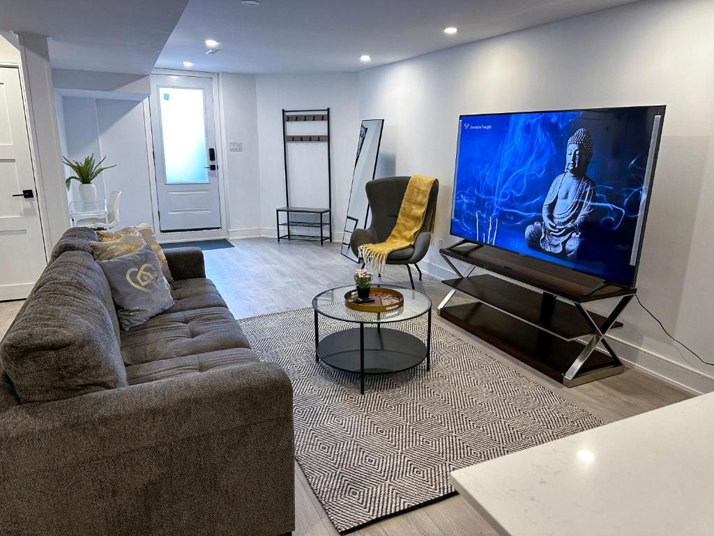 New & Renovated Spacious 2BR Apt in Thornhill photo 1