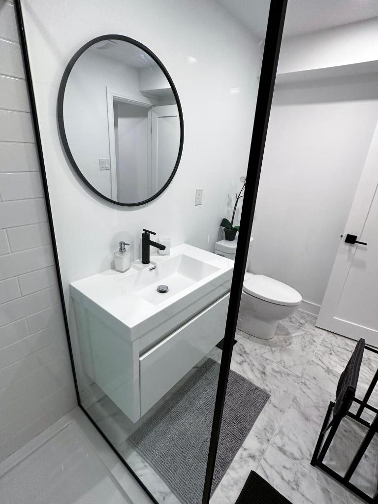 New & Renovated Spacious 2BR Apt in Thornhill photo 2