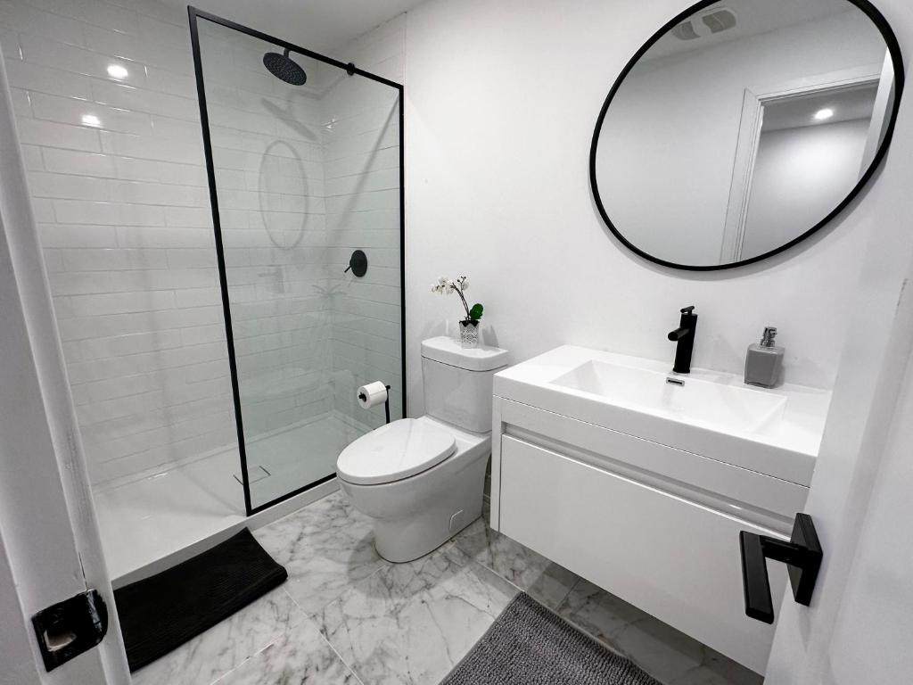 New & Renovated Spacious 2BR Apt in Thornhill photo 3