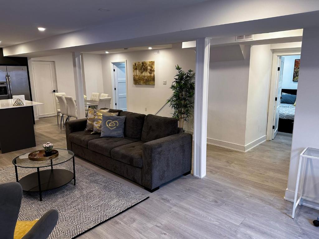 New & Renovated Spacious 2BR Apt in Thornhill photo 4