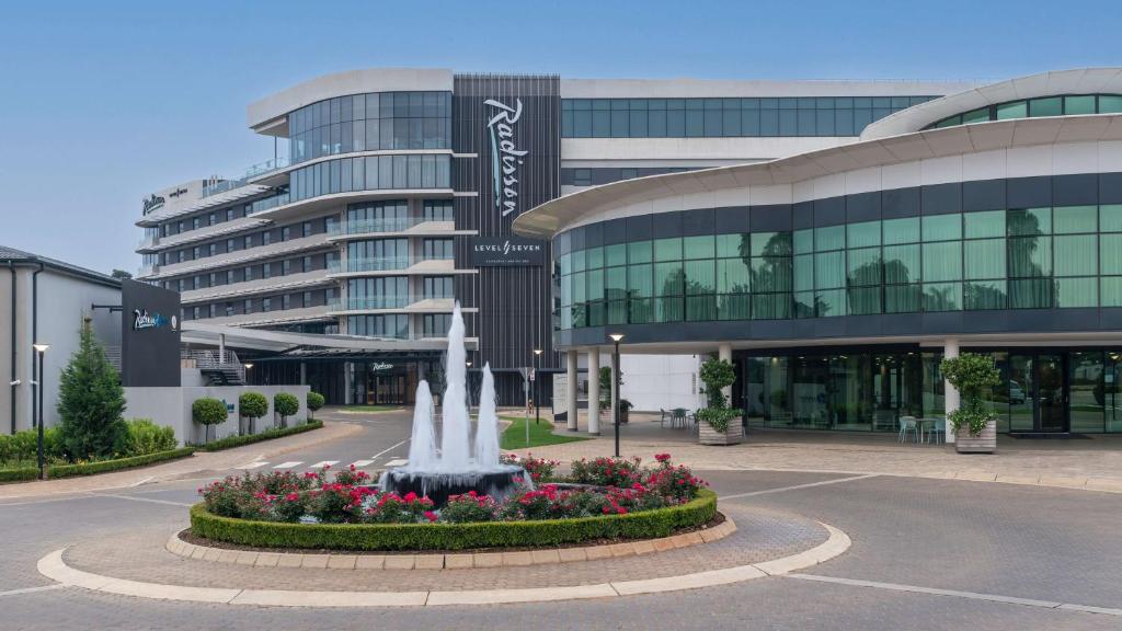 Radisson Hotel & Convention Centre Johannesburg, O.R. Tambo photo 2