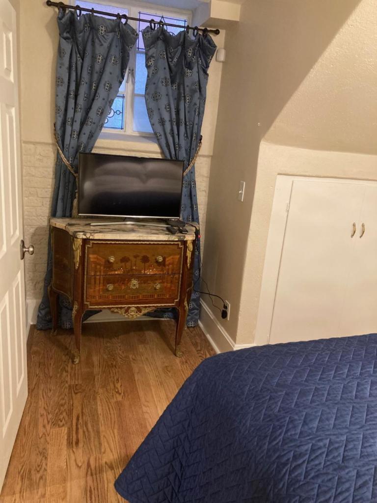 Pineapple House, Cozy Garden Apartment, City Center! Marble-Tiled Bathroom! FREE parking! photo 3