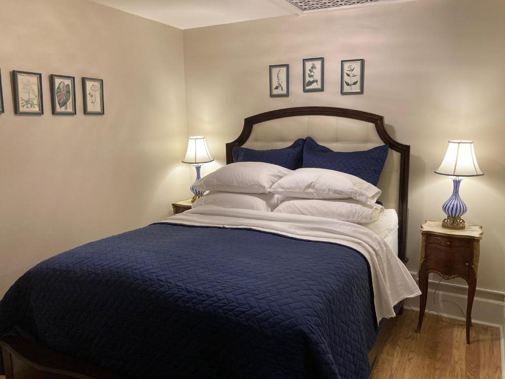 Pineapple House, Cozy Garden Apartment, City Center! Marble-Tiled Bathroom! FREE parking!
