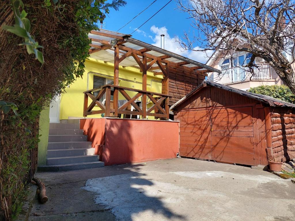 Dizike Pet-friendly Guesthouse - private apartmant - Tap to explore photos