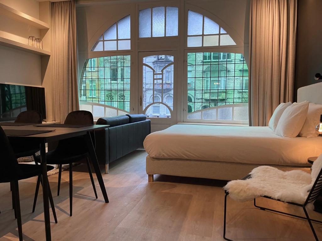 3 Bedroom Art-Nouveau Apartment with Free Parking photo 1