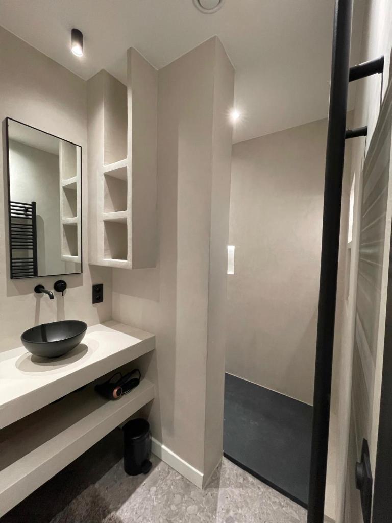 3 Bedroom Art-Nouveau Apartment with Free Parking photo 3