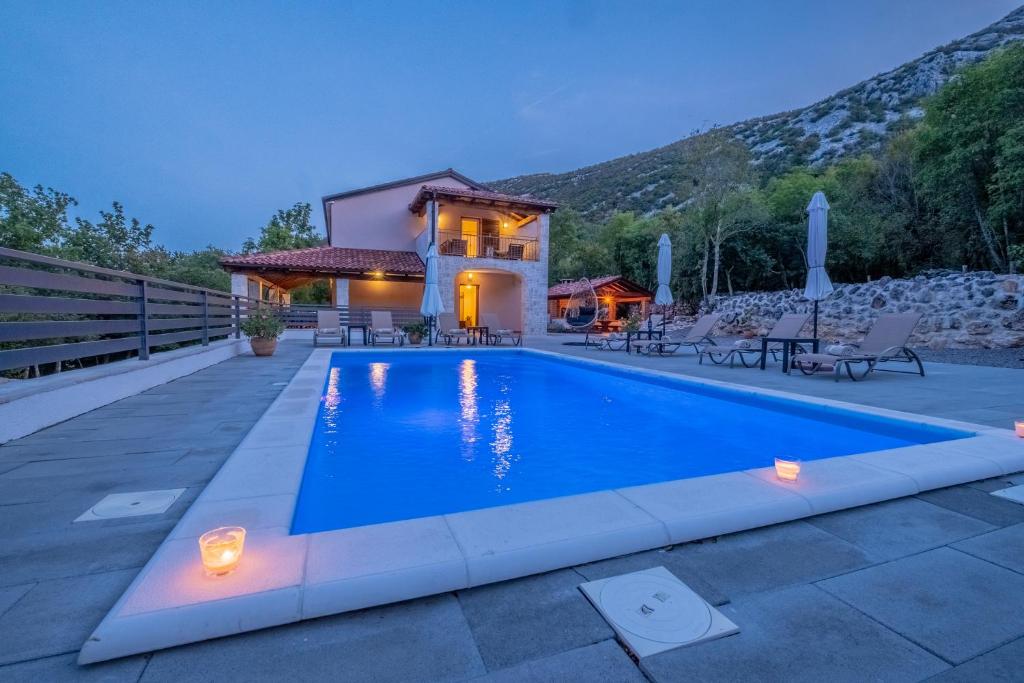Amazing 4 bedroom villa with Swimming pool and WIFI, family frendly photo 2