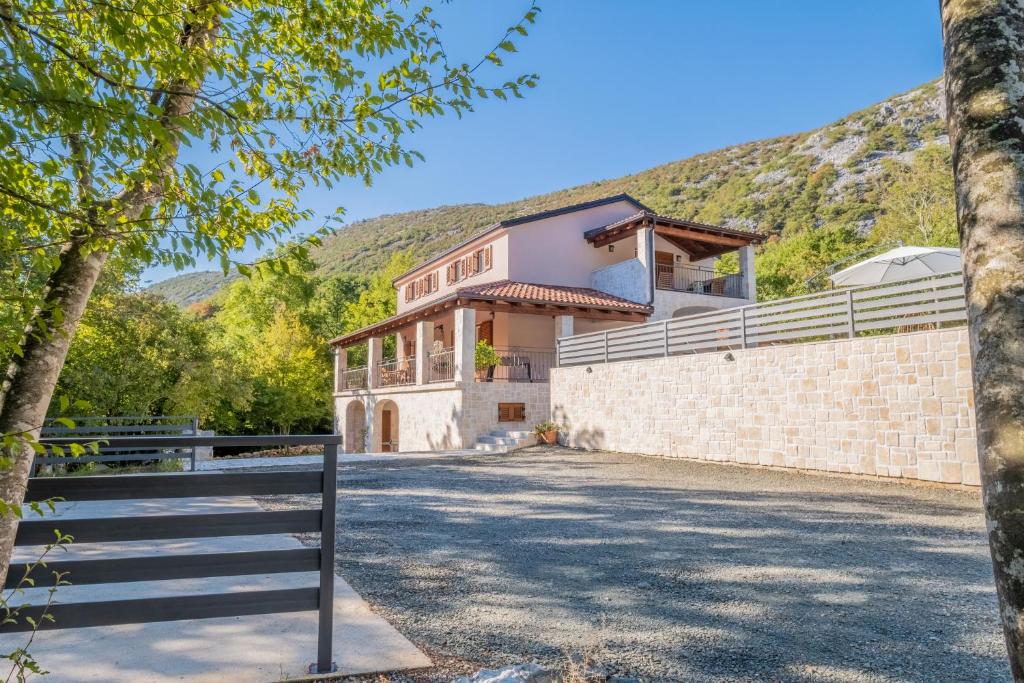 Amazing 4 bedroom villa with Swimming pool and WIFI, family frendly photo 3
