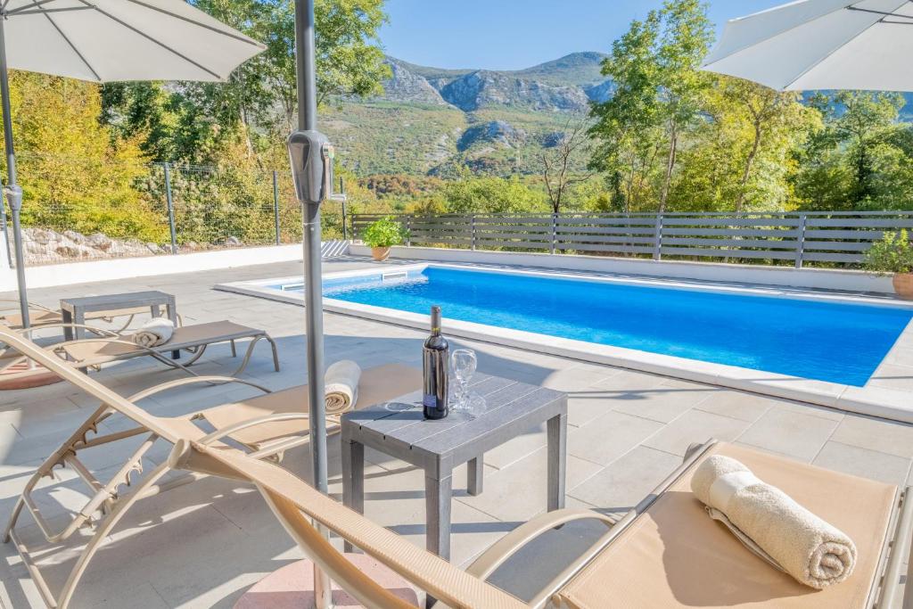 Amazing 4 bedroom villa with Swimming pool and WIFI, family frendly photo 4