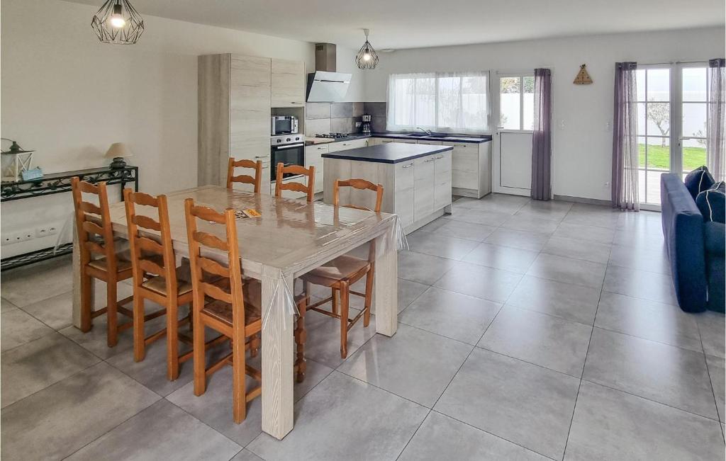 Nice Home In Sainte-marie-de-r With Wifi And 3 Bedrooms photo 3