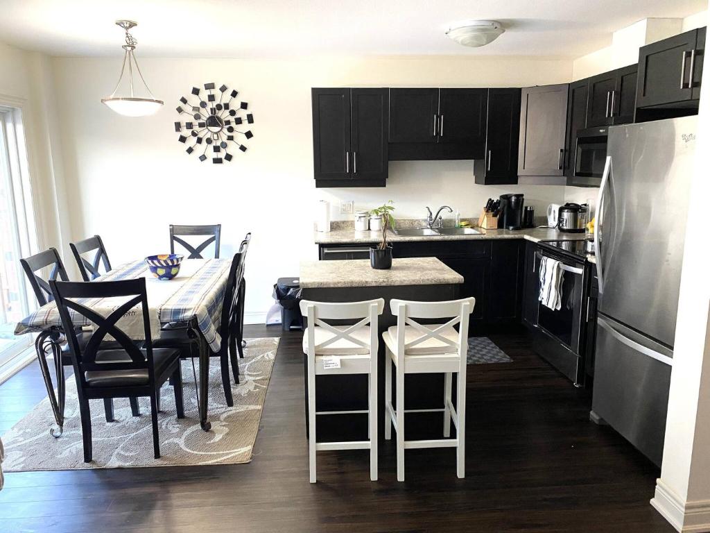 Niagara sleeps 6 Cozy 3bed3bath Near Falls photo 3