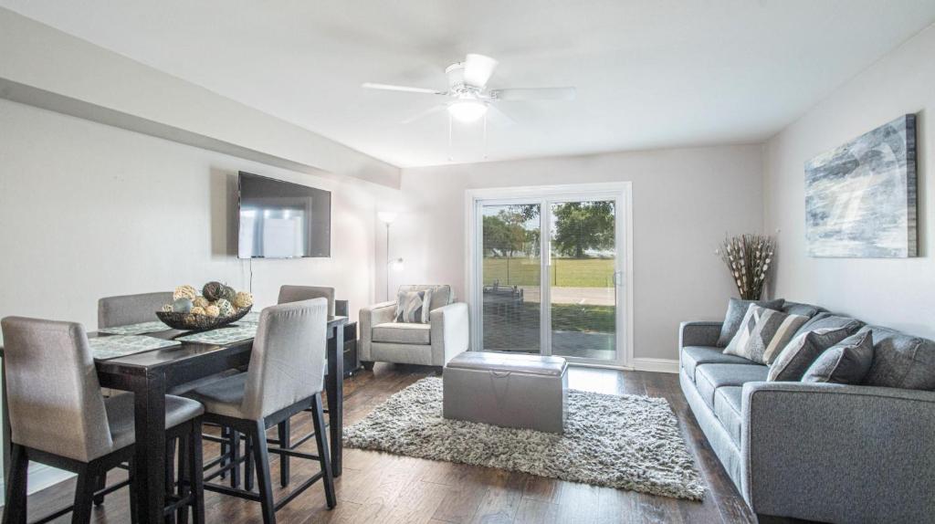 Oak Shores 63 image