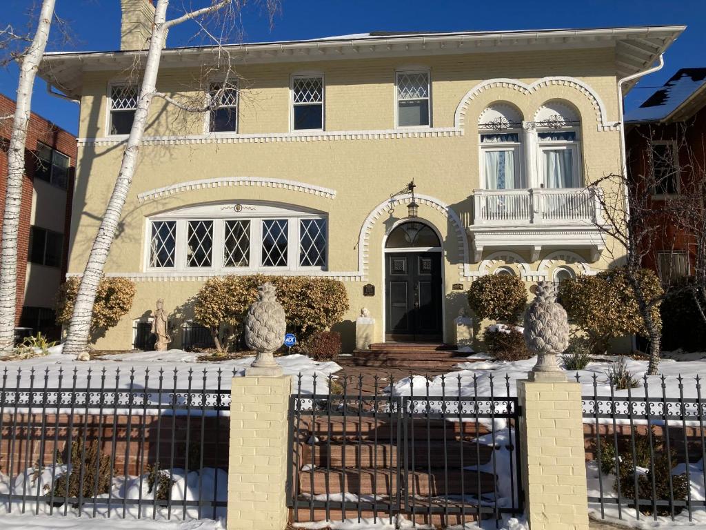Pineapple House, Cozy Garden Apartment, City Center! Marble-Tiled Bathroom! FREE parking! photo 1
