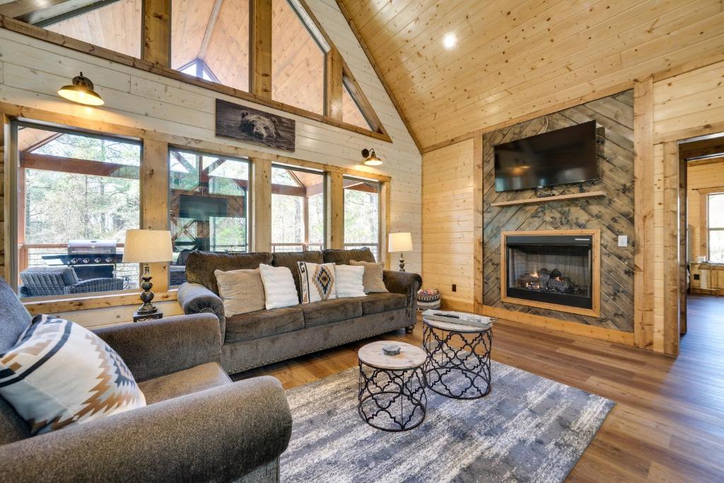 Family-Friendly Broken Bow Cabin Rental with Hot Tub photo 2
