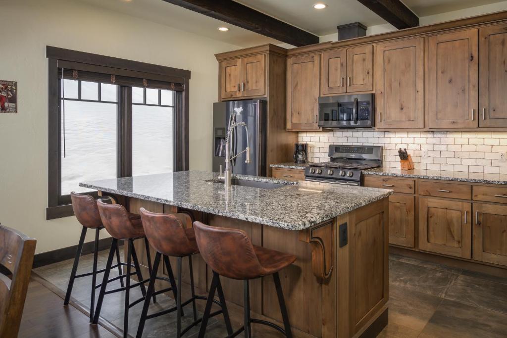 New Luxury Mountain Home 210 With Hot Tub and Great Views - 500 Dollars Of Free Activities and Equipment Rentals Daily photo 1