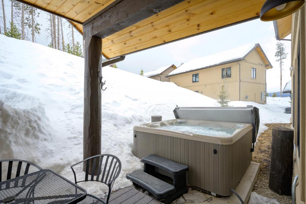 New Luxury Mountain Home 210 With Hot Tub and Great Views - 500 Dollars Of Free Activities and Equipment Rentals Daily photo 3