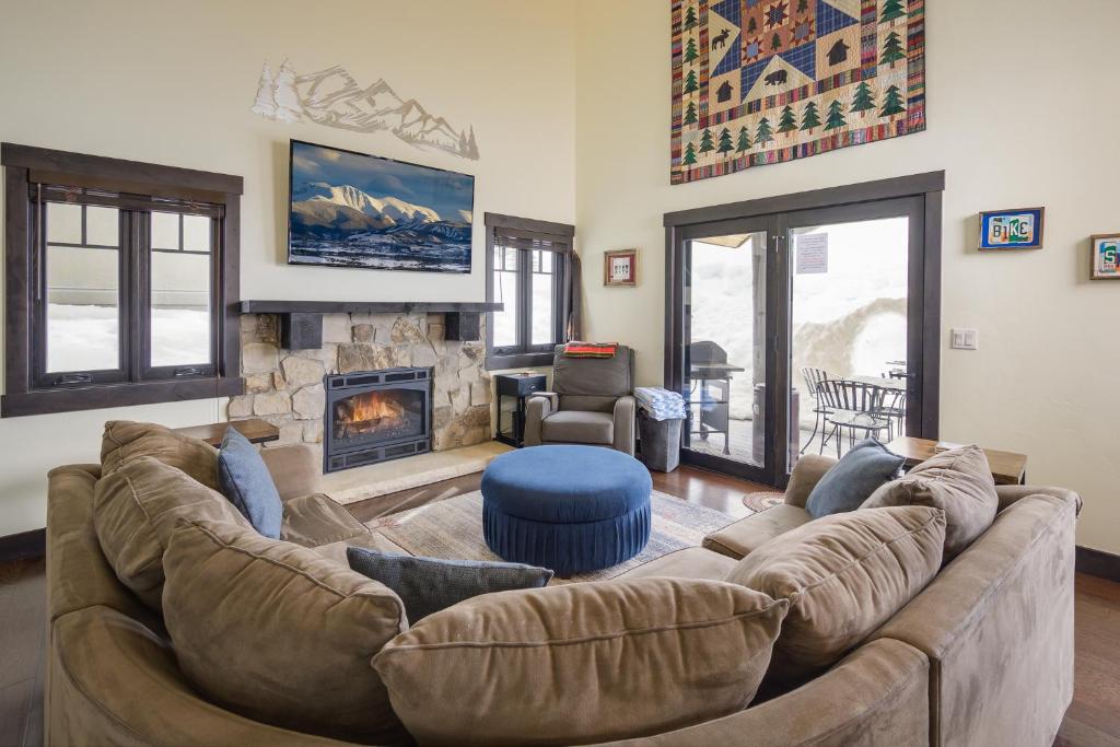 New Luxury Mountain Home 210 With Hot Tub and Great Views - 500 Dollars Of Free Activities and Equipment Rentals Daily