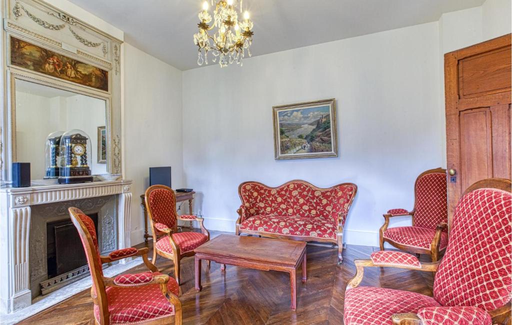 Beautiful Home In Espalion With Outdoor Swimming Pool, Wifi And 10 Bedrooms photo 3