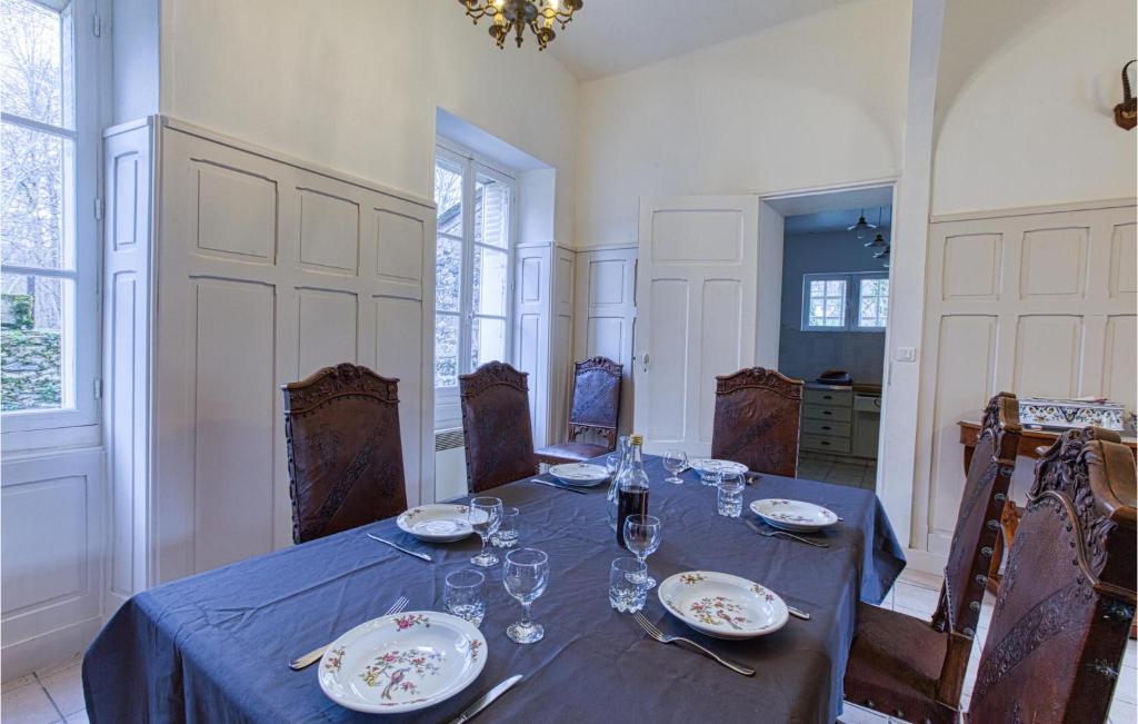 Beautiful Home In Espalion With Outdoor Swimming Pool, Wifi And 10 Bedrooms photo 4