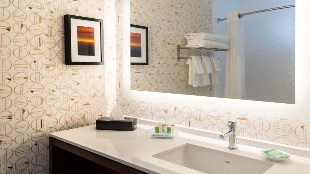 Holiday Inn Hotel & Suites Phoenix - Mesa / Chandler - Tap to explore photos
