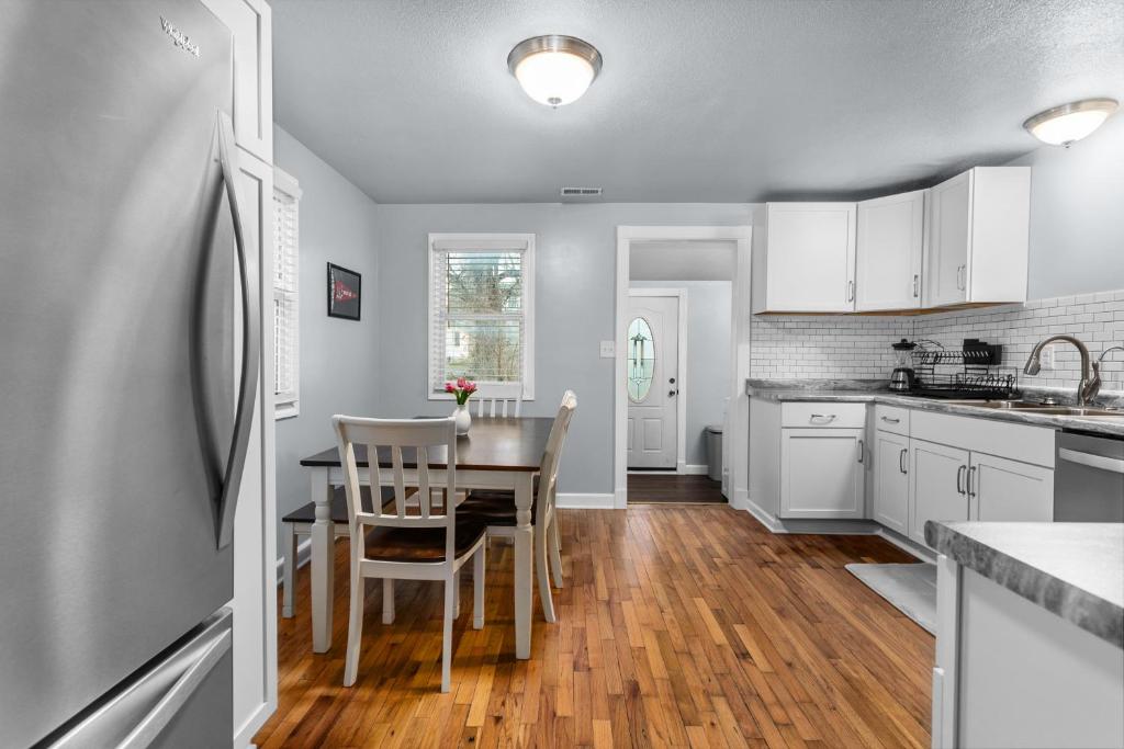 King Beds and TV's in Every Bedroom, Charming Retreat near UCM MOWAMI214 photo 1