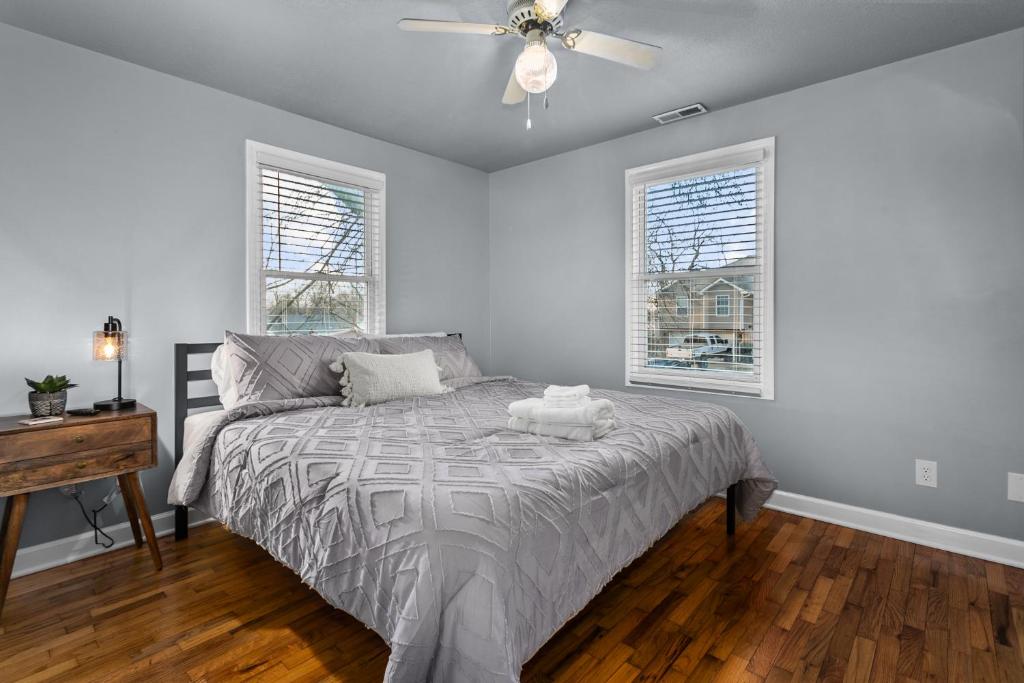 King Beds and TV's in Every Bedroom, Charming Retreat near UCM MOWAMI214 photo 2