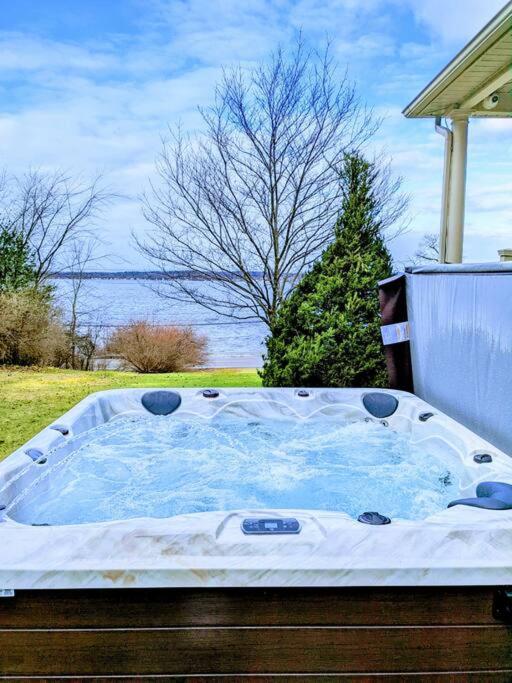 Artemis Lakehouse - Hot Tub, Lakefront & Racetrack photo 1