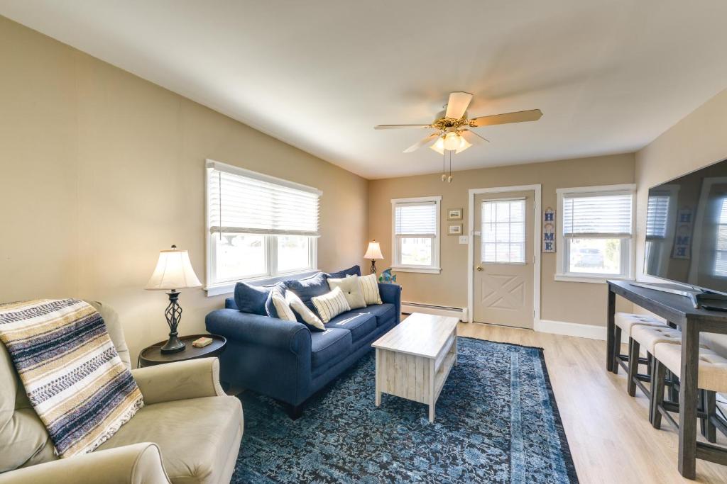 Cozy Villas Cottage with Deck, half Block to Beach! photo 3