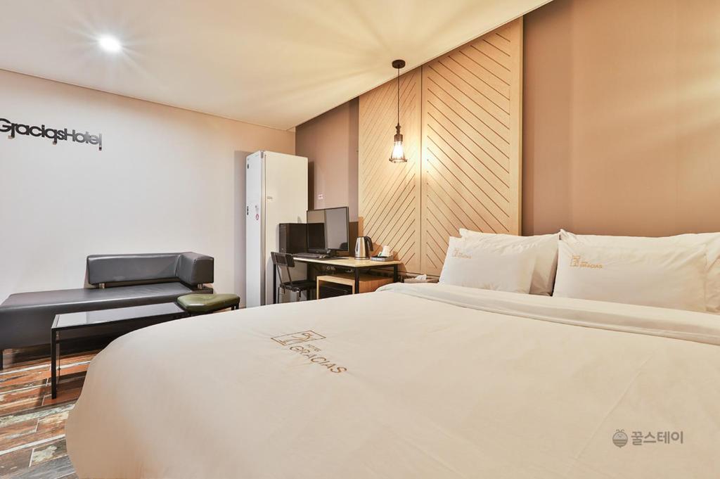 Gracias Hotel Gimhae - Tap to explore photos