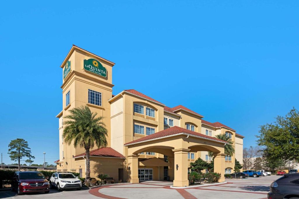 La Quinta Inn & Suites by Wyndham Houston Bush Intl Airpt E image