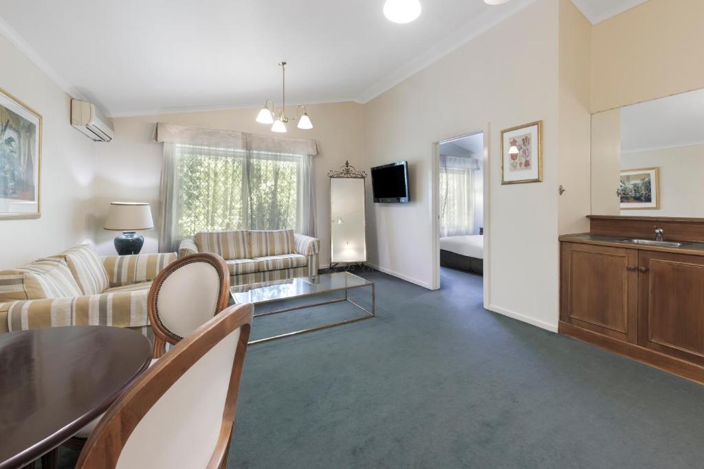 Elizabethan Lodge Room Type - Deluxe Queen Room