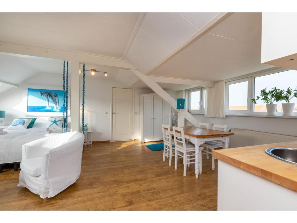 Bright apartment within walking distance of the beach, supermarket, restaurants photo 1