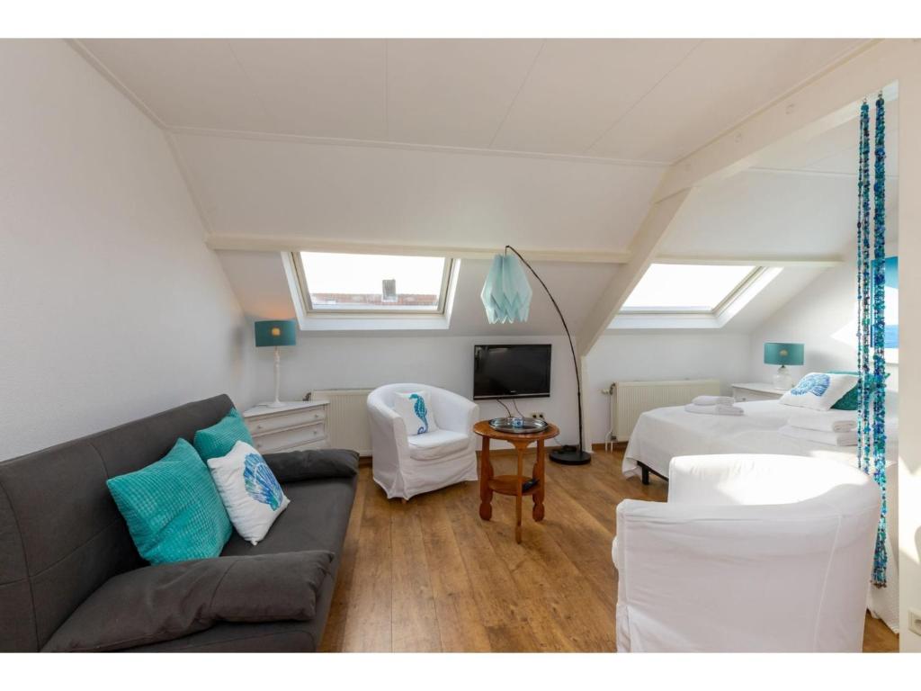 Bright apartment within walking distance of the beach, supermarket, restaurants