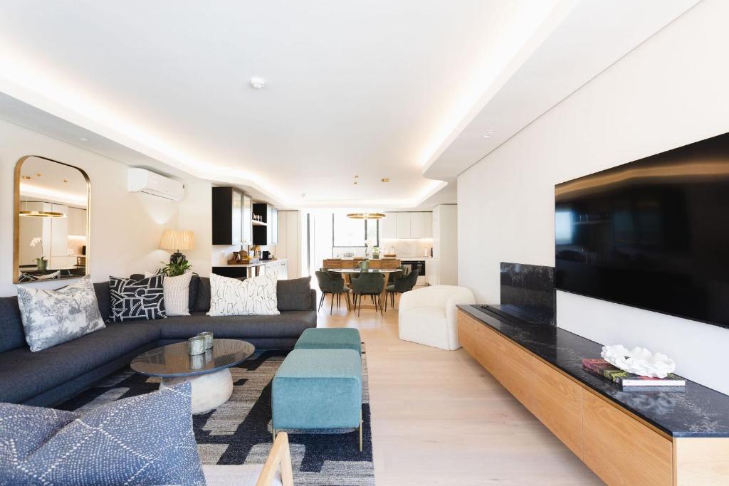 The View - Luxury Penthouse with rooftop pool - Tap to explore photos