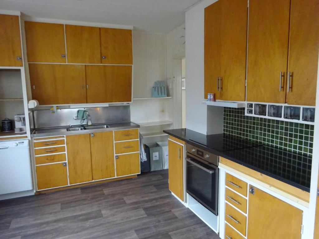 Spacious central 2bdrm apartment photo 2