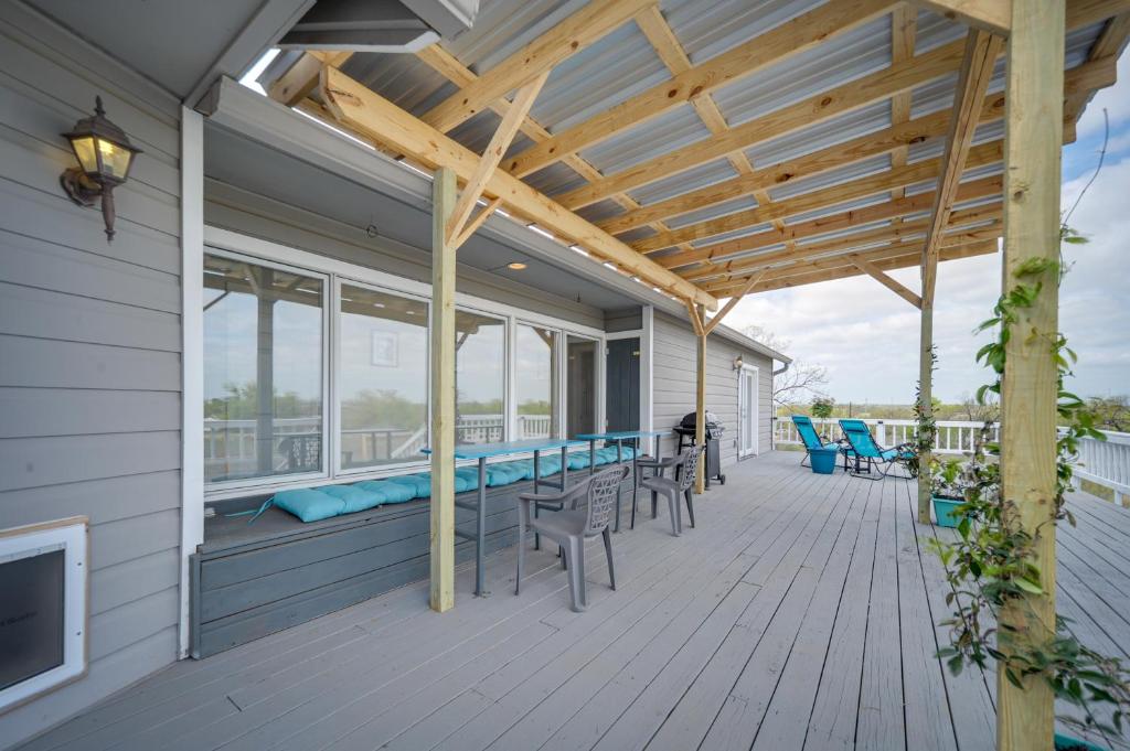 Pet-Friendly Texas Retreat with Deck and Gas Grill! photo 2