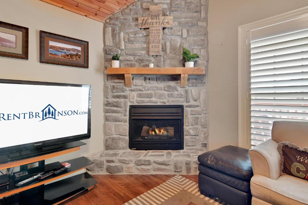 Ozark Livin' Lodge image