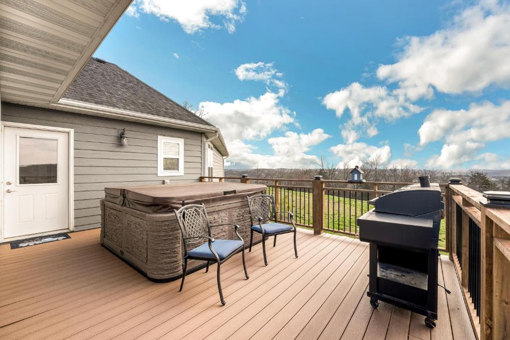 Stunning Lakeview Retreat residence photo 4