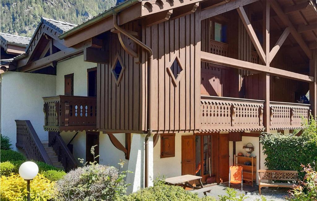 Beautiful Apartment In Chamonix - Les Houches With Wifi And 2 Bedrooms
