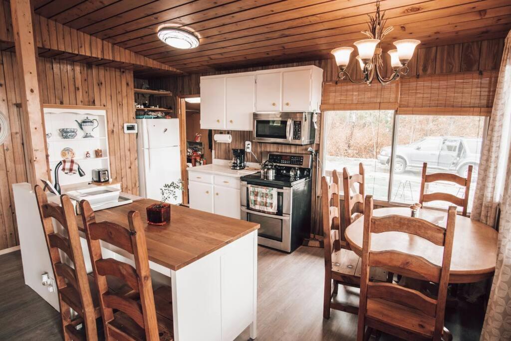 Cozy lake cottage photo 1