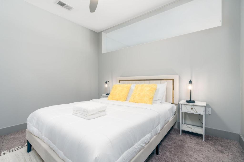 Stylish 1BR Apartment with View image