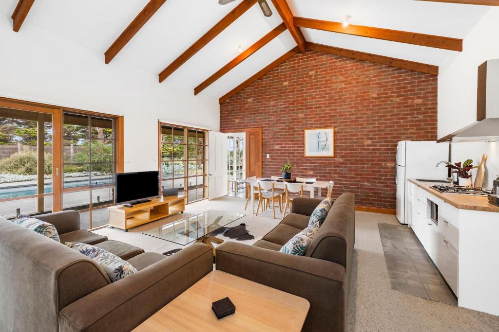 A home amongst the gum trees photo 3