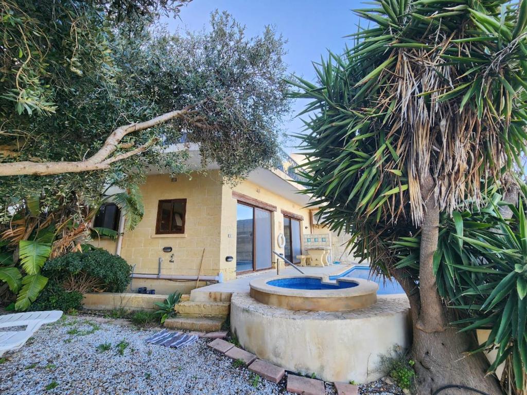 Relax in the best part of Gozo, your own bedroom with Ensuite Bathroom and Shared Pool Bed and Breakfast photo 3