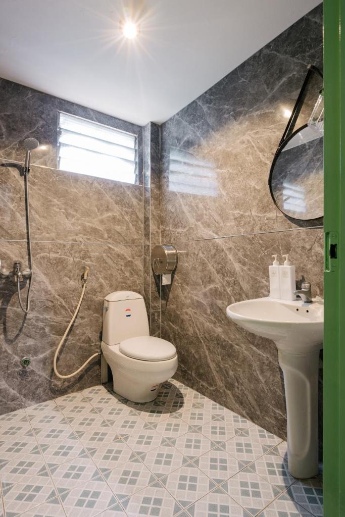 KemKayVilla w 5BR_ Bathtub_RooftopViews_30s to HoanKiem Lake