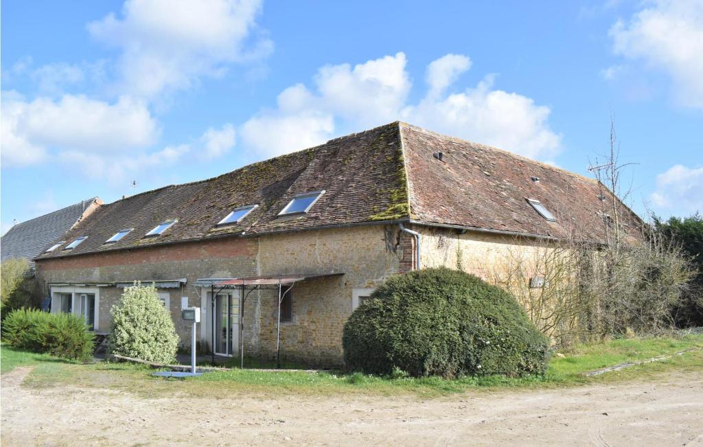 Nice Home In Janville With Wifi And 6 Bedrooms