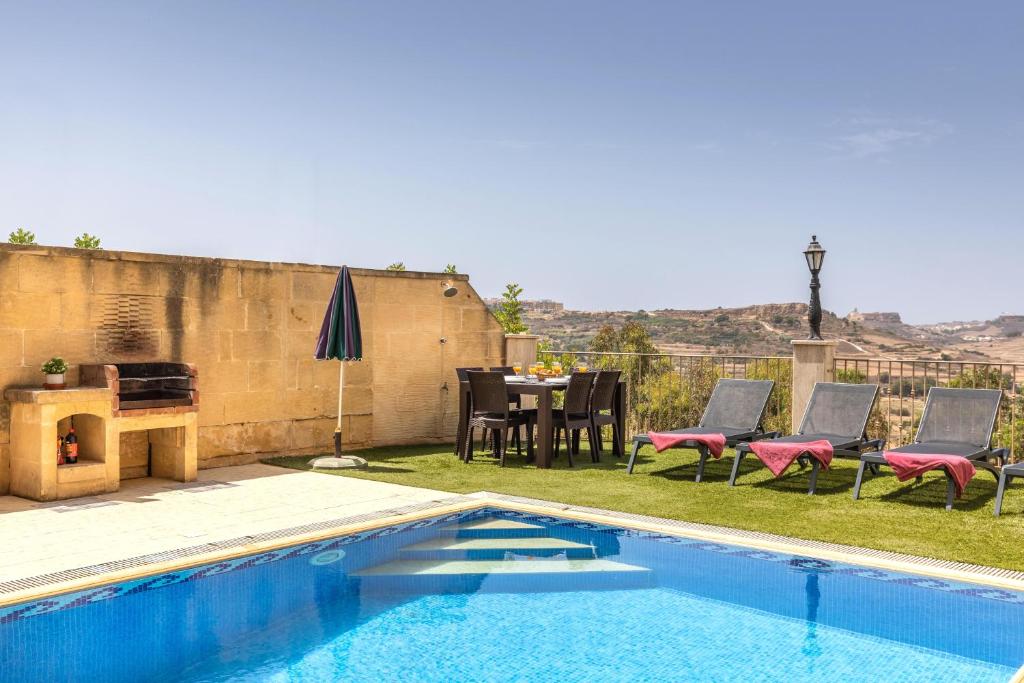 Ta Lucija 2 bedroom Villa with private pool photo 4