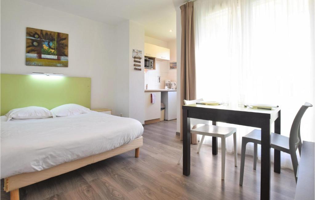 Nice Apartment In quemauville With Outdoor Swimming Pool, Wifi And Heated Swimming Pool photo 1