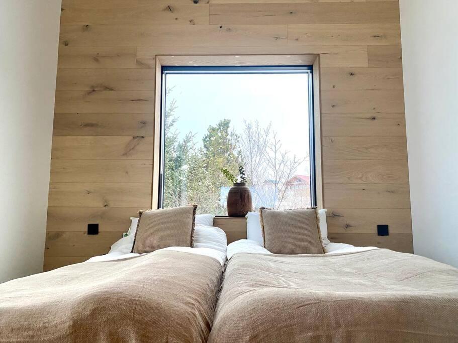 The Oak house - Designers private Northern lights geothermal Villa photo 2