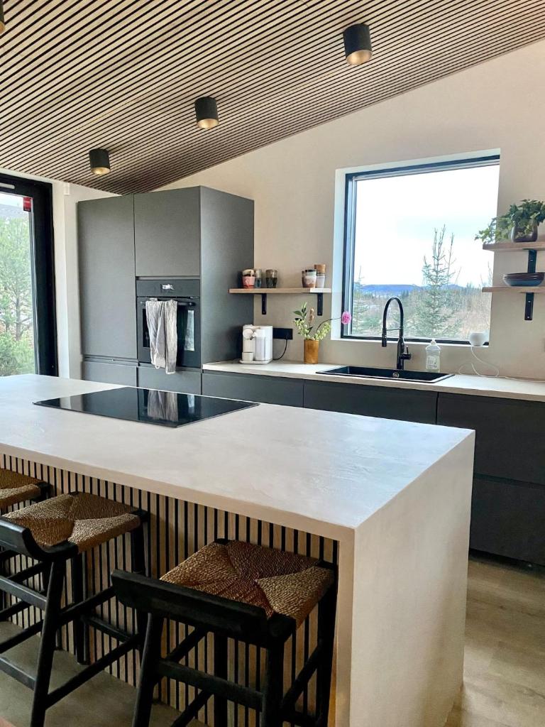 The Oak house - Designers private Northern lights geothermal Villa photo 4