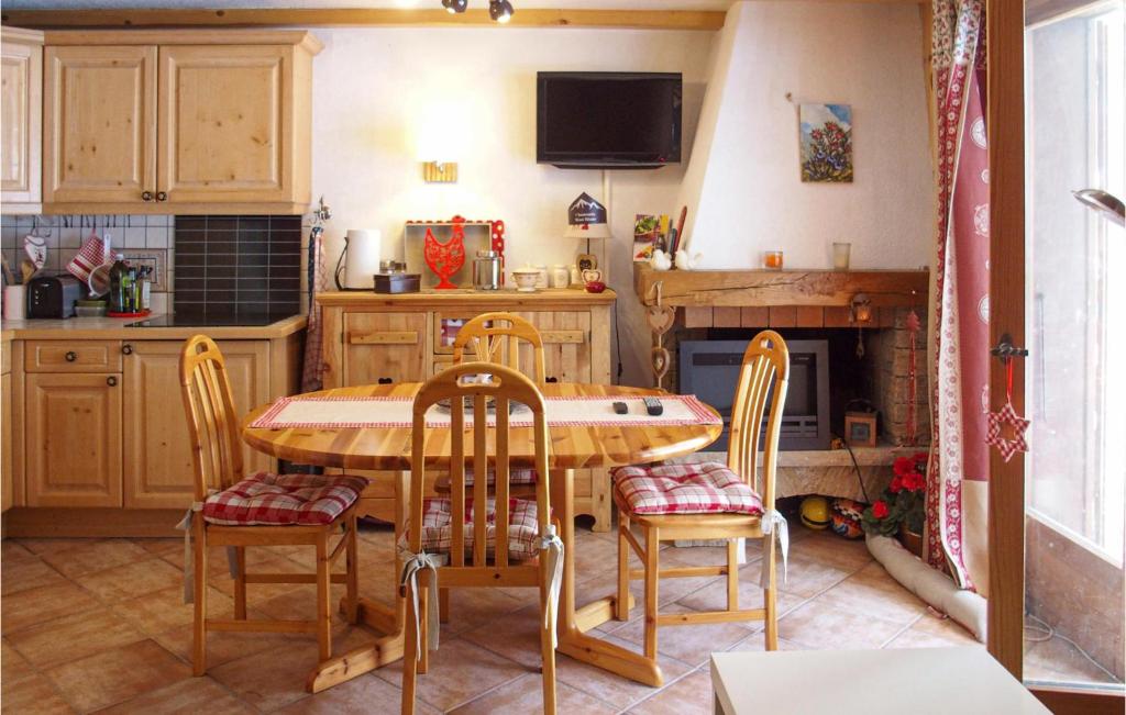 Beautiful Apartment In Chamonix - Les Houches With Wifi And 2 Bedrooms photo 3